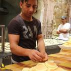 صناعة القطايف في البلدة القديمة بالخليل