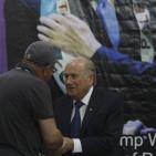 رئيس الاتحاد الدولي لكرة القدم يفتتح ملعب كرة قدم في دوار القرع قرب رام الله