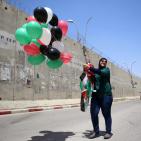 فلسطينيون يطلقون 