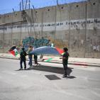 فلسطينيون يطلقون 