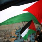 فلسطينيون يطلقون 