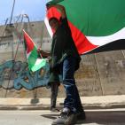 فلسطينيون يطلقون 