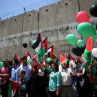 فلسطينيون يطلقون 