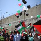 فلسطينيون يطلقون 