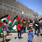 فلسطينيون يطلقون 