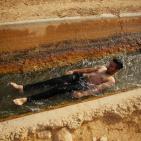 الاجواء الحارة تدفع المواطنين للاستجمام في عين العوجا