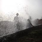 الاجواء الحارة تدفع المواطنين للاستجمام في عين العوجا