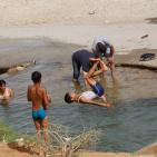 الاجواء الحارة تدفع المواطنين للاستجمام في عين العوجا