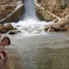 الاجواء الحارة تدفع المواطنين للاستجمام في عين العوجا