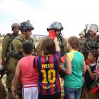 النبي صالح: نشطاء يرفعون البطاقات الحمراء دعما  لوقف عضوية الاحتلال في الفيفا