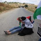 النبي صالح: نشطاء يرفعون البطاقات الحمراء دعما  لوقف عضوية الاحتلال في الفيفا