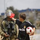 النبي صالح: نشطاء يرفعون البطاقات الحمراء دعما  لوقف عضوية الاحتلال في الفيفا