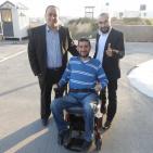 محافظ الخليل واذاعة راية يقدمان كراسي كهربائية لذوي الاعاقة