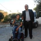 محافظ الخليل واذاعة راية يقدمان كراسي كهربائية لذوي الاعاقة