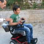 محافظ الخليل واذاعة راية يقدمان كراسي كهربائية لذوي الاعاقة