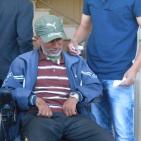 محافظ الخليل واذاعة راية يقدمان كراسي كهربائية لذوي الاعاقة