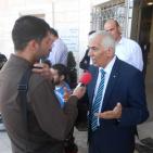 محافظ الخليل واذاعة راية يقدمان كراسي كهربائية لذوي الاعاقة