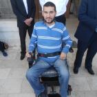 محافظ الخليل واذاعة راية يقدمان كراسي كهربائية لذوي الاعاقة