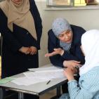 د. ليلى غنام ورئيس بلدية بيتونيا يتفقدون طلاب التوجيهي في بيتونيا