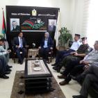 د. ليلى غنام ورئيس بلدية بيتونيا يتفقدون طلاب التوجيهي في بيتونيا