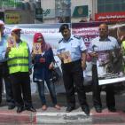 بالصور... وقفة لمكافحة عمالة الأطفال في الخليل