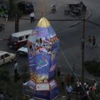 اضاءة أكبر فانوس في قطاع غزة عشية حلول شهر رمضان