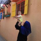 غزيون يلونون منازلهم بألوان حيوية مع بدء رمضان