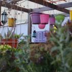 غزيون يلونون منازلهم بألوان حيوية مع بدء رمضان