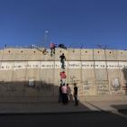 شبان يتسلقون جدار الفصل العنصري صباح اليوم  لأداء صلاة الجمعة الأولى من رمضان  في المسجد الاقصى