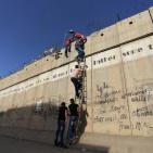 شبان يتسلقون الجدار للوصول للاقصى