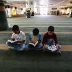 اطفال يقرأون القران في مسجد تميم الداري في رام الله‎
