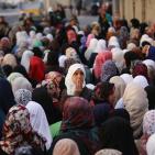 الآلاف يزحفون صوب القدس لأداء صلاة الجمعة الثانية من رمضان عبر حاجز قلنديا