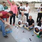 افطار امام سجن عوفر الاحتلالي بالماء والتمر اسنادا للاسرى المضربين عن الطعام