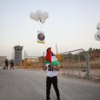 افطار امام سجن عوفر الاحتلالي بالماء والتمر اسنادا للاسرى المضربين عن الطعام