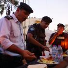 افراد من الشرطة يتناولون افطارهم وسط رام الله