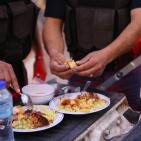 افراد من الشرطة يتناولون افطارهم وسط رام الله