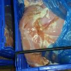 بالصور: الضابطة الجمركية تتلف 200 كغم من اللحوم الفاسدة في طولكرم