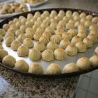 استقبال العيد بالحلوى المفضلة.. 