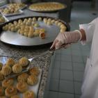 استقبال العيد بالحلوى المفضلة.. 