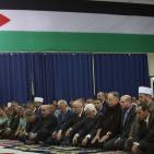 الرئيس يؤدي صلاة العيد ويضع الزهور على قبر الشهيد عرفات