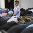 الرئيس يؤدي صلاة العيد ويضع الزهور على قبر الشهيد عرفات