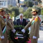 الرئيس يؤدي صلاة العيد ويضع الزهور على قبر الشهيد عرفات