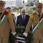 الرئيس يؤدي صلاة العيد ويضع الزهور على قبر الشهيد عرفات