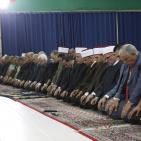 الرئيس يؤدي صلاة العيد ويضع الزهور على قبر الشهيد عرفات