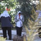 أهالي الشهداء وموتى المسلمين يزورون المقابر في العيد