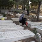 أهالي الشهداء وموتى المسلمين يزورون المقابر في العيد