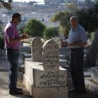 أهالي الشهداء وموتى المسلمين يزورون المقابر في العيد