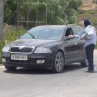 الشرطة توزع المياه على المواطنين في ظل درجات الحرارة العالية بالخليل