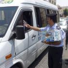 الشرطة توزع المياه على المواطنين في ظل درجات الحرارة العالية بالخليل