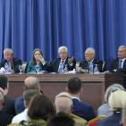 الرئيس محمود عباس اثناء مؤتمر الاعلاميين البولنديين